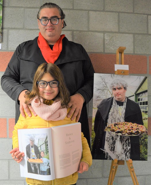 Beka en Sabina met het boek en de foto van de fototentoonstelling. 
