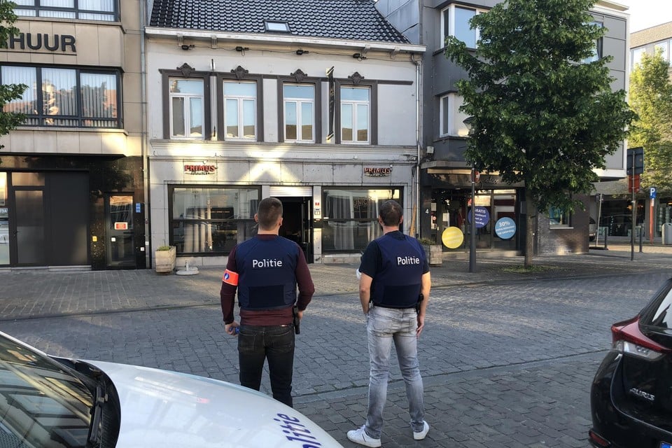 De politie viel op 25 mei binnen in café Unico op de Grote Markt in Herentals, het toenmalige café van de 29-jarige hoofdbeklaagde in de zaak van grootschalige drugshandel. 