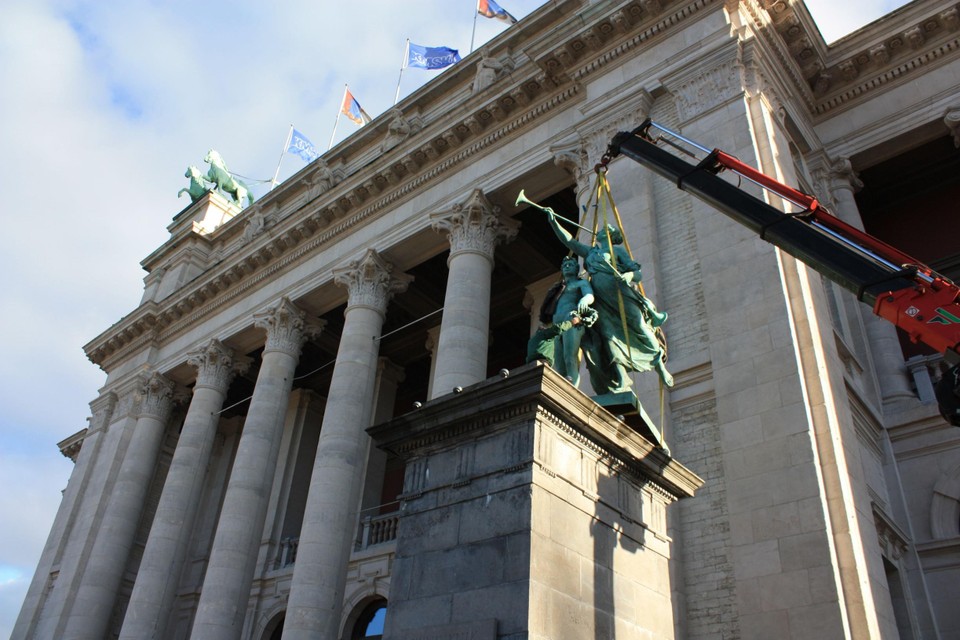Na 125 jaar staat ‘De faam’ terug op zijn eresokkel voor het museum.  