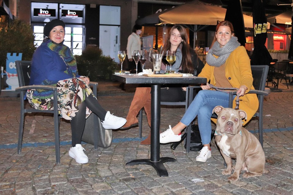 Nadia, Anke en Zuzana met haar hond Hector.