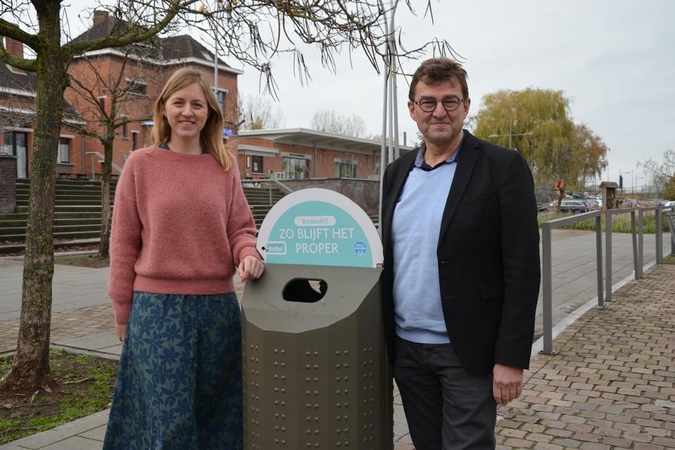 Schepenen Isabel Glorie (Milieu) en Luc Van Houtven (Technisch centrum) bij een van de nieuwe vuilnisbakken. 