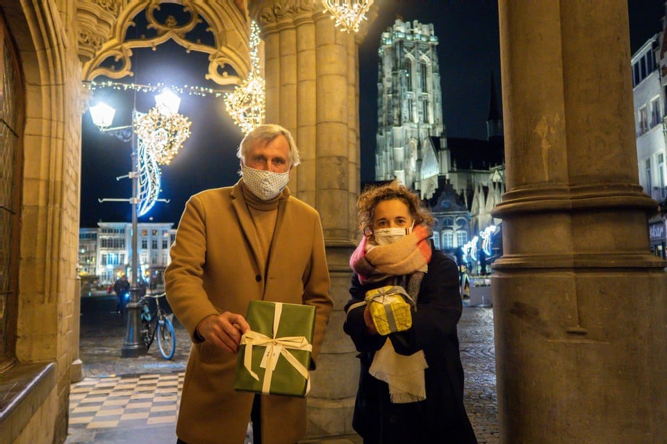 Piet den Boer van Foundation Mechelen en schepen Gabriella De Francesco hopen 500 kinderen blij te maken.