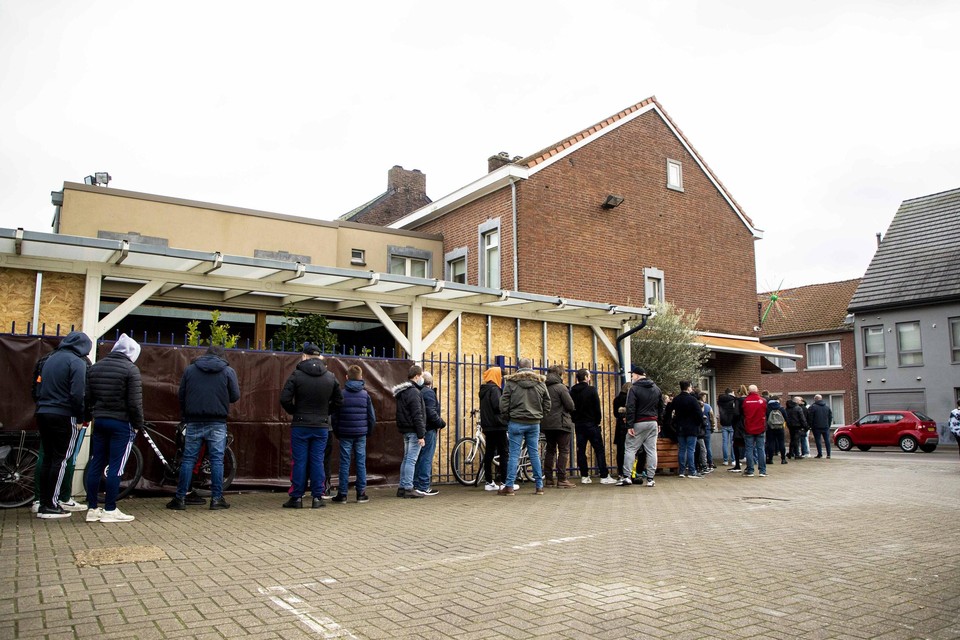 Bij Drutti Vuurwerk in Lanaken moeten klanten urenlang aanschuiven. “Maar ze hebben het ervoor over.” 
