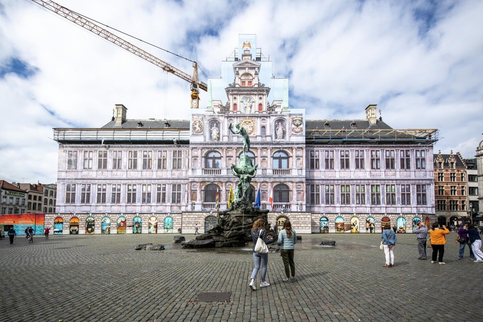 Een immense foto van de gevel sierde drie jaar lang de daadwerkelijke geval van het stadhuis dat volop werd gerenoveerd.