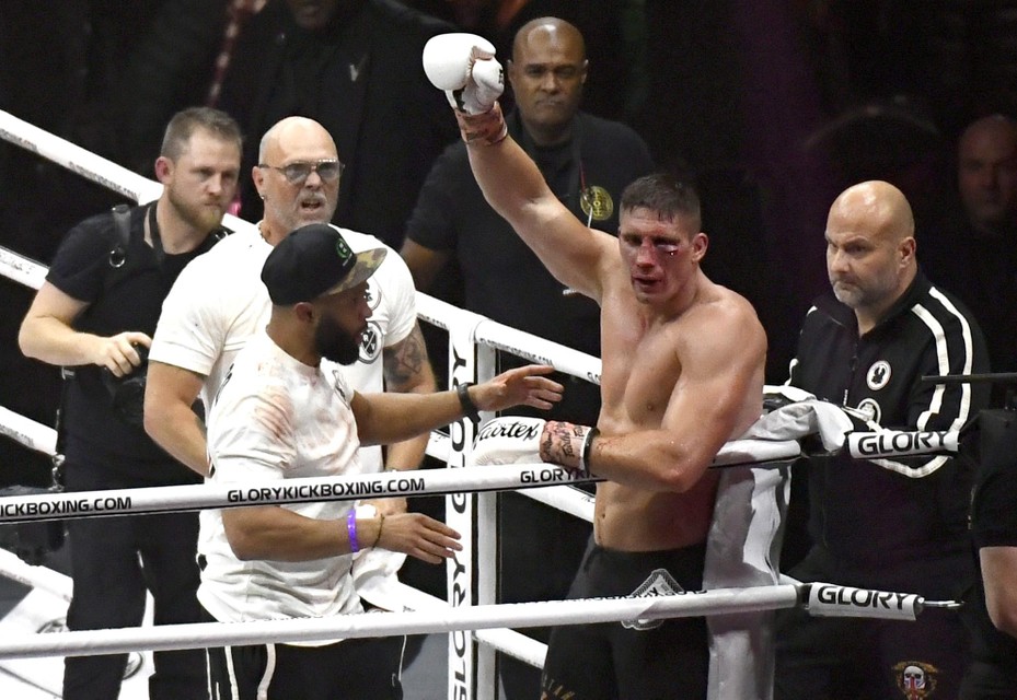 Rico Verhoeven wint de partij.