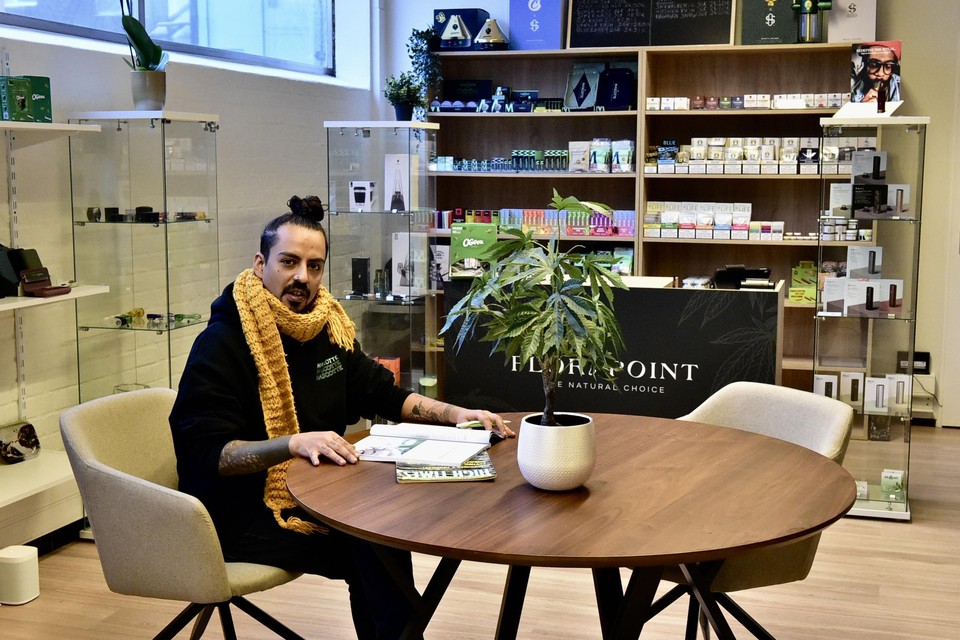Store-manager Jacobo in de net geopende cannabisshop op de Leestsesteenweg in Mechelen. 