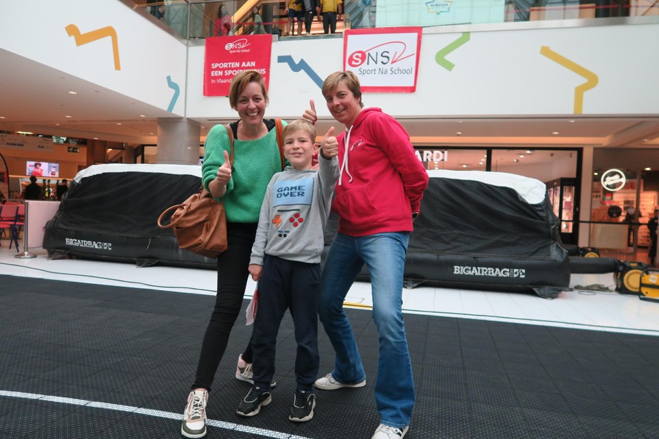 Moedige Lou Verbruggen (8) met zijn mama Ann Gommeren en begeleider Debby Callaert van Sport Na School.