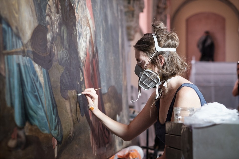 De restauratie van de schilderijen in de Begijnhofkerk is opnieuw begonnen.