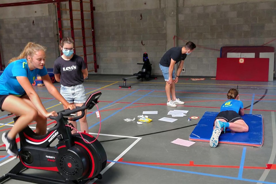 Dat heet dan diep gaan: de leerlingen van de sportopleidingen leggen proeven af in onder meer fietsen, golfen, roeien en benchpress.