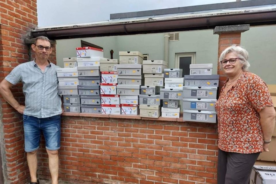 Laurens en Marina bij de geschonken schoenen.
