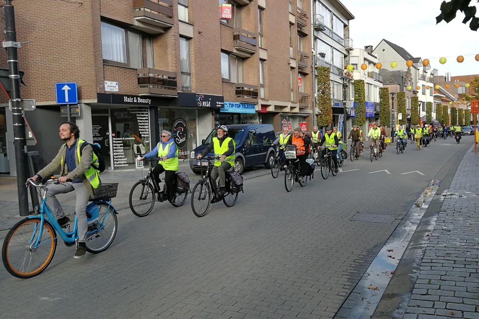 In een lange colonne reden ongeveer dertig sympathisanten van de Fietsersbond Geel donderdag onder meer door de fietszone in de Nieuwstraat.