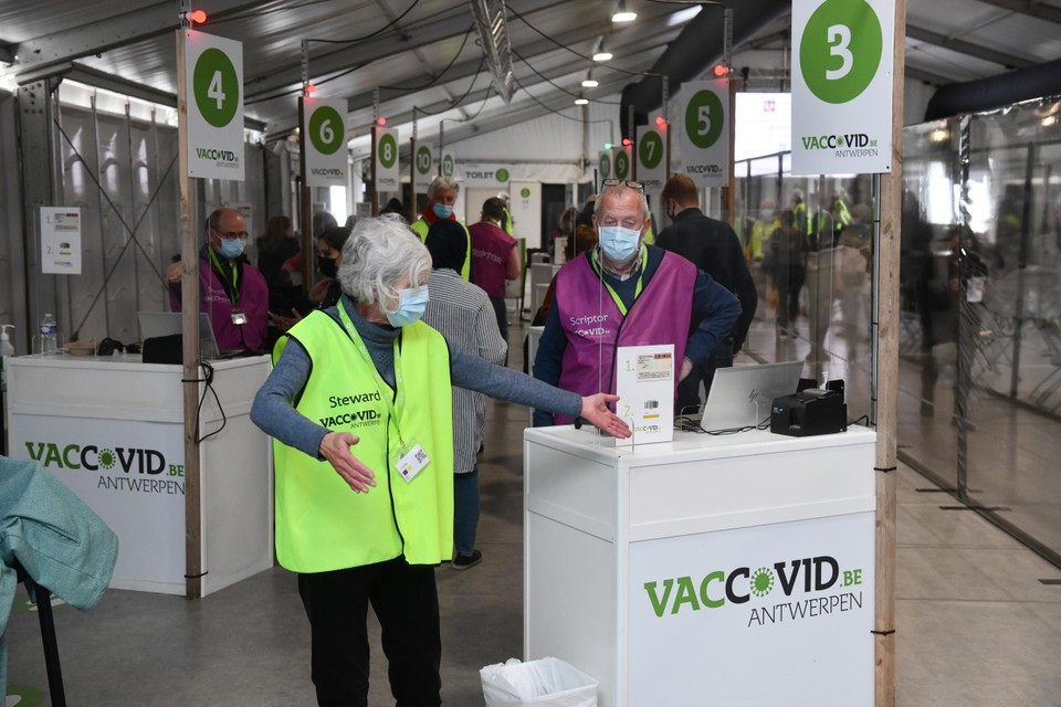 De vrijwilligers speelden een belangrijke rol in de positieve beoordeling van de Antwerpenaars voor het vaccinatiedorp. 