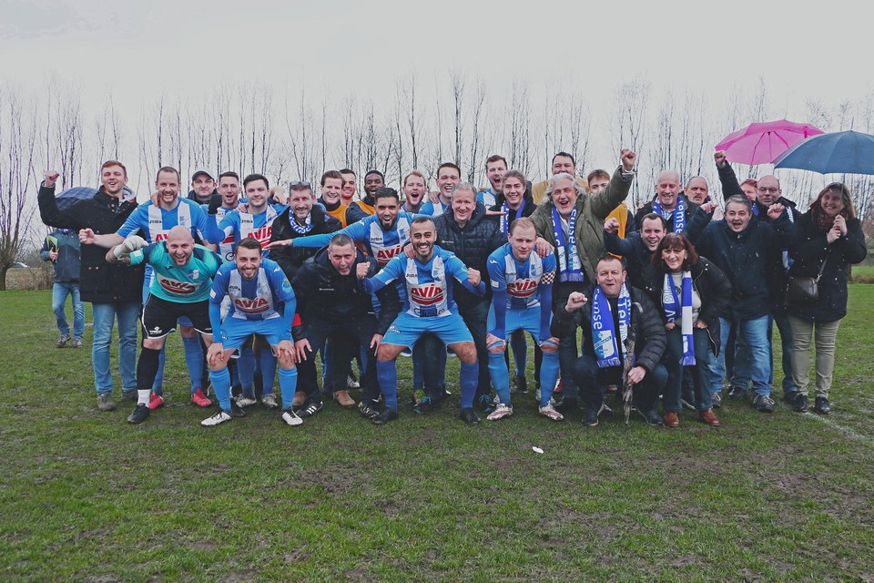 Ondanks regen en wind mocht SV Blauw Wit Temse een feestje bouwen op het veld van Vos Reinaert.