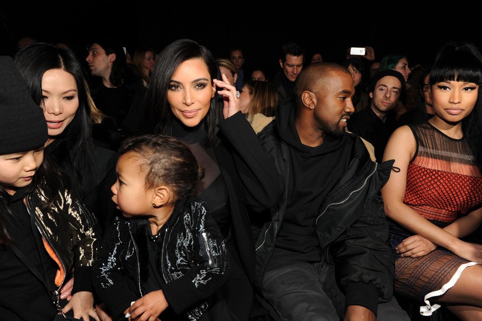 Kim Kardashian, naast Kanye West en Nicki Minaj (rechts). 