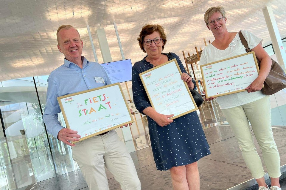 Kalmthouts burgemeester Lucas Jacobs (CD&V), Essens mobiliteitsschepen Brigitte Quick (CD&V) en Wuustwezelse collega krijgen een aandenken van de provincie.
