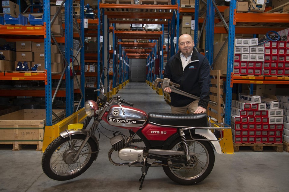 Een Zündapp en een pomptang, veel meer had Reinier Teunissen 32 jaar geleden niet nodig.