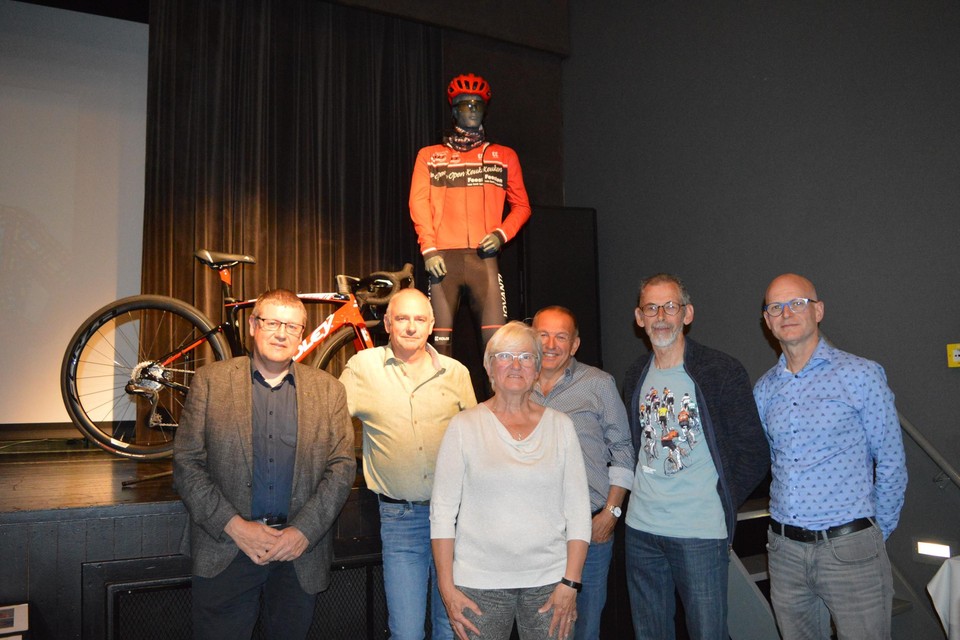 Het bestuur van De Lustige Trappers voor de huidige outfit en fiets. 