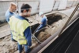 thumbnail: Door de grondverzakking is een put van ongeveer twee meter diep ontstaan. De plek is afgezet.