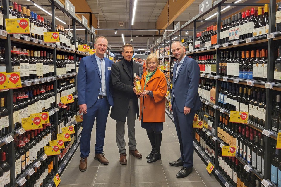 Winkelmanager Dirk Gilis van Delhaize Geel (links), Ilya Van den Borre (tweede van links) en Raffael Li Petri (rechts) van het directiecomité van Delhaize Belgium en burgemeester Vera Celis (N-VA) openen de gloednieuwe supermarkt van Delhaize op de Antwerpseweg. 
