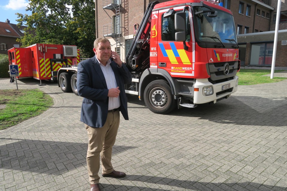 Burgemeester Maarten De Veuster coördineerde de evacuatie van Het Schuttershof. “We danken de stad om twee woonzorgcentra in te schakelen voor de opvang van onze hoogbejaarde bewoners.” 
