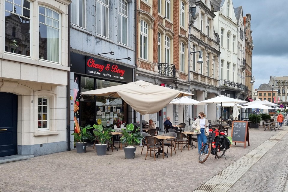 Daags na het ongeval doet alleen nog de kapotte parasol van Cherry & Berry aan de feiten herinneren.