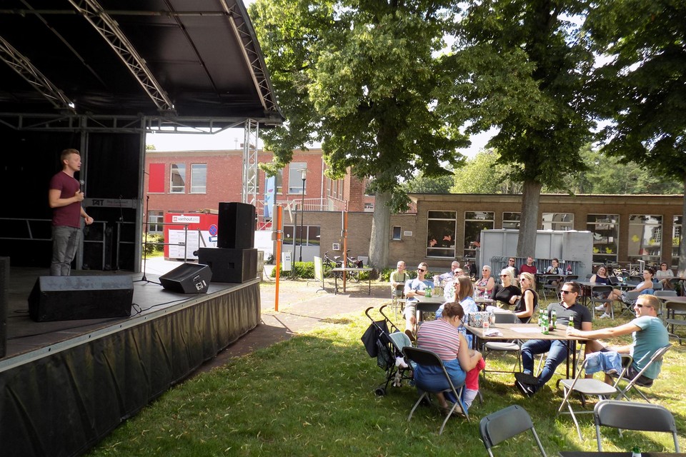 Op het grasplein aan Bergakker organiseert Ondernemend Vosselaar elke dinsdagavond in augustus een Meet & eat market.