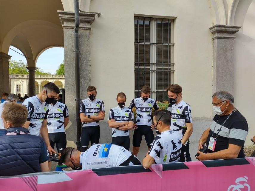Campenaerts (centraal) met zijn ploegmaats van Qhubeka-Assos.