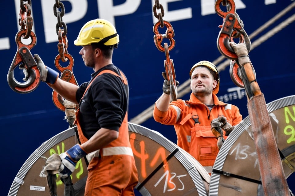 Twee dokwerkers in de Antwerpse haven. “Een Antwerpse havenwerker is trots op zijn haven, een Rotterdamse havenwerker is trots op zichzelf”, aldus de Nederlandse vakbondsbaas Niek Stam. 