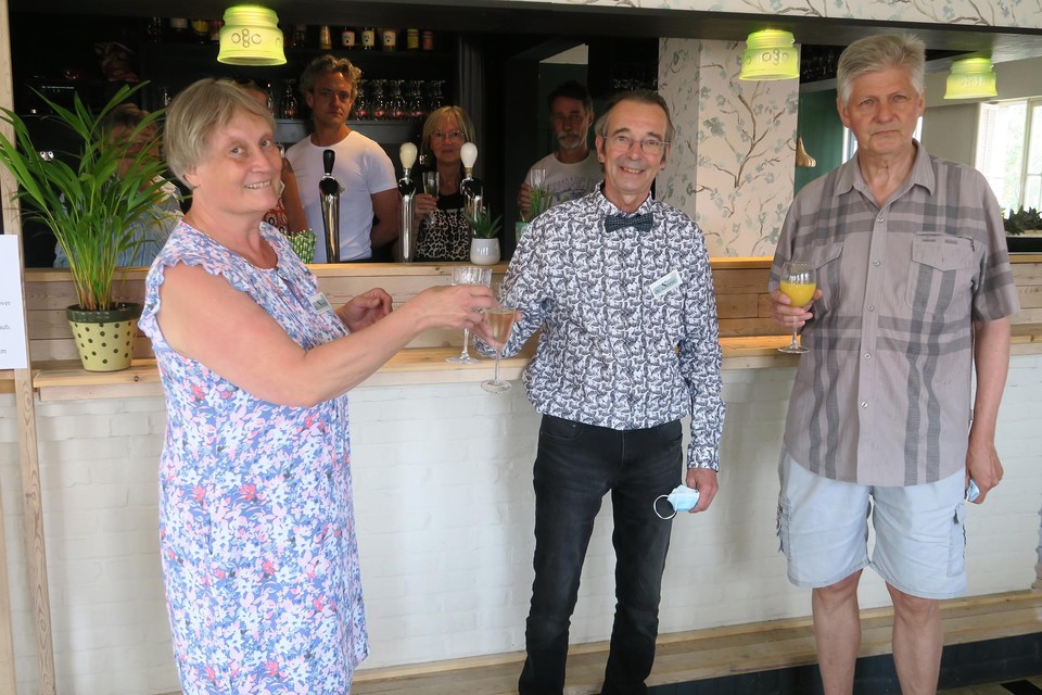 Ann Deceunynck en Louis Lavrysen klinken met uitbater Renaat Lauriks (midden) op de opening van De Serre. Maar Renaat staat er niet alleen voor, zoals blijkt aan een slechts een deel van de vrijwilligers op de achtergrond.