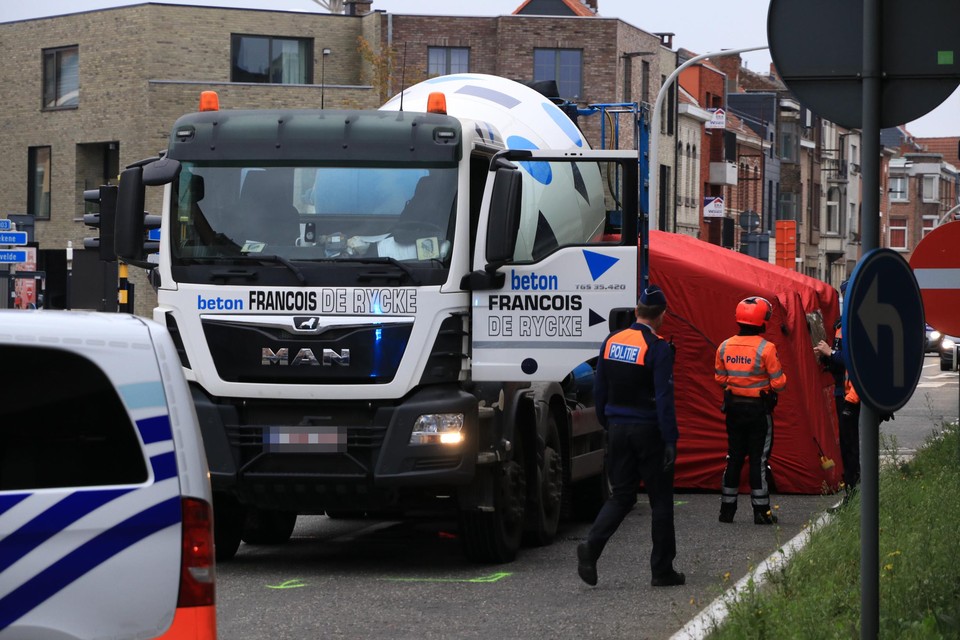De jonge vrouw werd aangereden door een betonmixer op het kruispunt met de Plezantstraat.