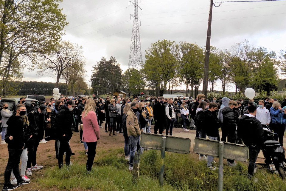 Tientallen vrienden en familieleden woonden de herdenking zaterdagavond bij en hadden witte en zwarte ballonnen mee.