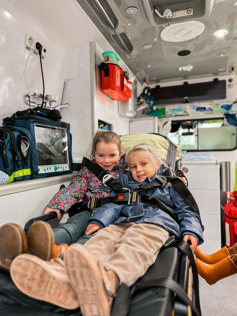Ook de hulpdiensten zorgen mee voor kamppret. In Grobbendonk mochten de kindjes eens in een ambulance liggen afgelopen kerstvakantie. 