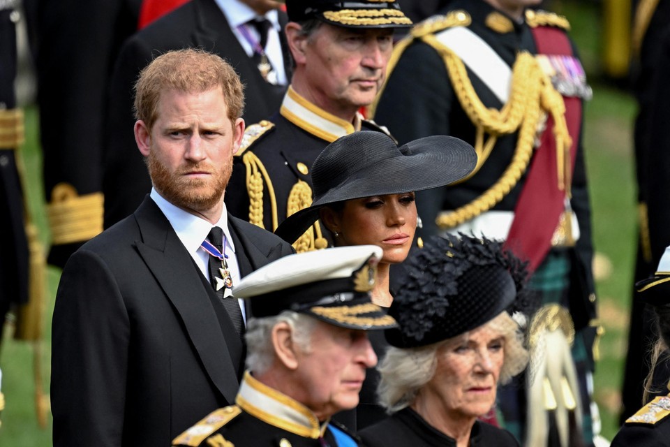 Prins Harry en zijn echtgenote Meghan Markle bij de begrafenis van koningin Elizabeth. 