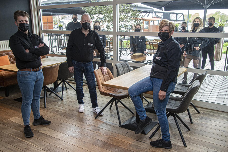Dennis, Luc, Carina en hun team zijn klaar om de gasten te ontvangen op het terras.