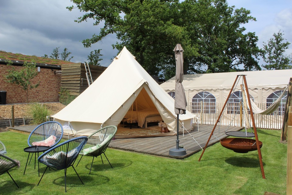 Iedere tent vormt een aparte entiteit met zithoek, hangmat en barbecue.