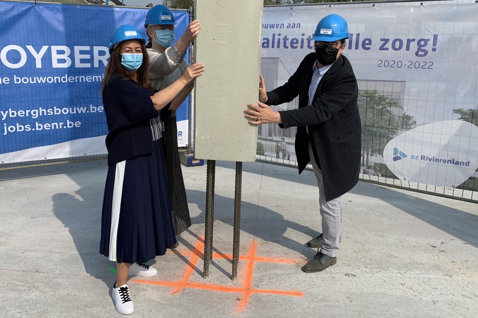 Een betonnen kolom werd op zijn plaats gemikt voor de start van de bouw van een nieuw ambulant zorgcentrum door hoofdarts dr. Myriam Callaert, verpleegkundige Najat Skeli en burgemeester Eddy Bevers.