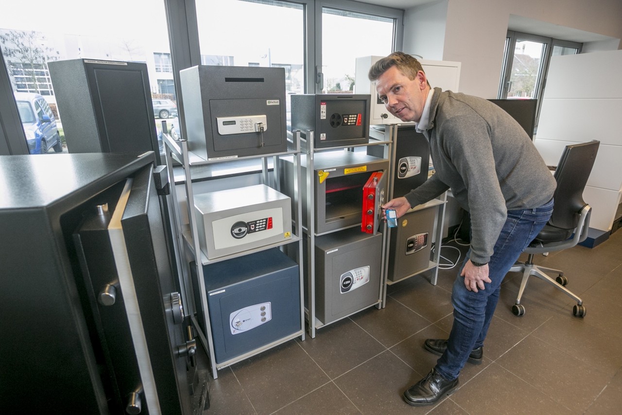 les Zich voorstellen Melodieus Steeds meer mensen ruilen bank in voor brandkast thuis: “Een privékluis is  snel terugverdiend” | Gazet van Antwerpen Mobile