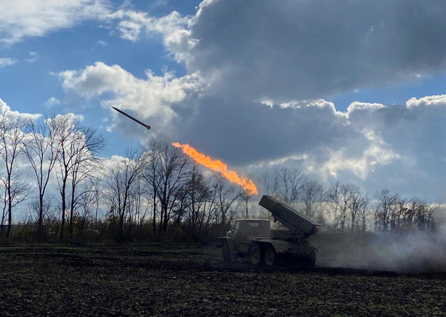 Oekraïners vallen de Russen aan op de frontlinie in Loegansk 