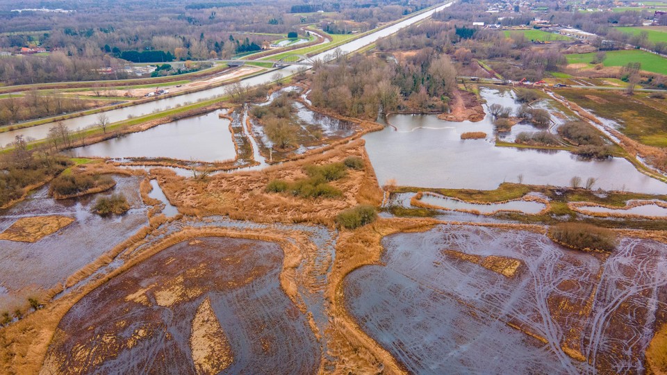 Rechts boven het nieuw afgegraven deel.