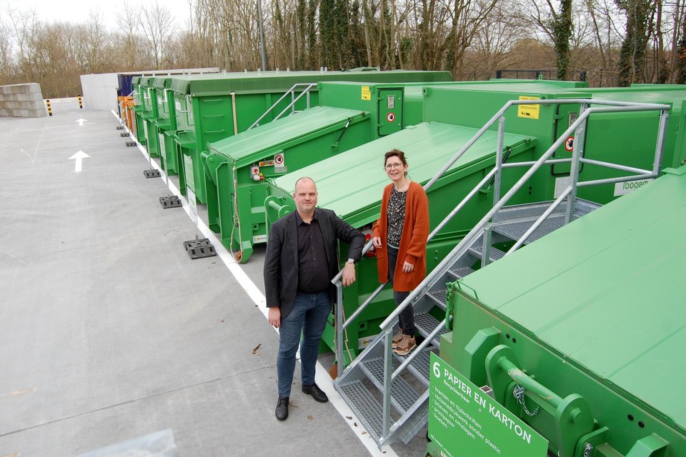 Voorzitter van Ibogem Jens De Wael en woordvoerder Maja Cools in het vernieuwde recyclagepark van Rupelmonde.