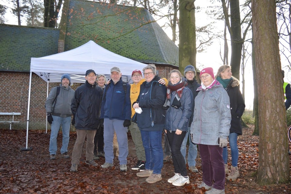 De familie Peeters uit Zoersel aan de Sint-Antoniuskapel op Salphen.