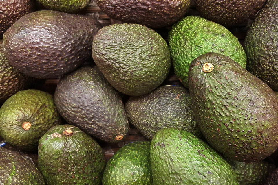Het is verleidelijk om even in een avocado te knijpen om de rijpheid te testen, maar dat levert alleen maar bruine plekken op.