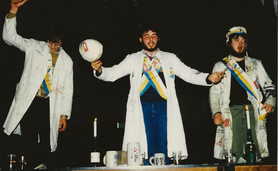 Foto van een cantus in het Biokot, Professor Leirs staat in het midden (1983) 