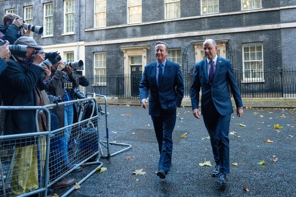 David Cameron en Philip Barton verlaten 10 Downing Street.