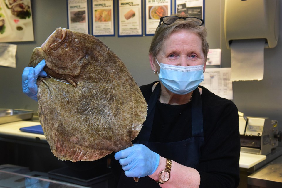 Rita toont een tarbot van 2,3 kilogram.