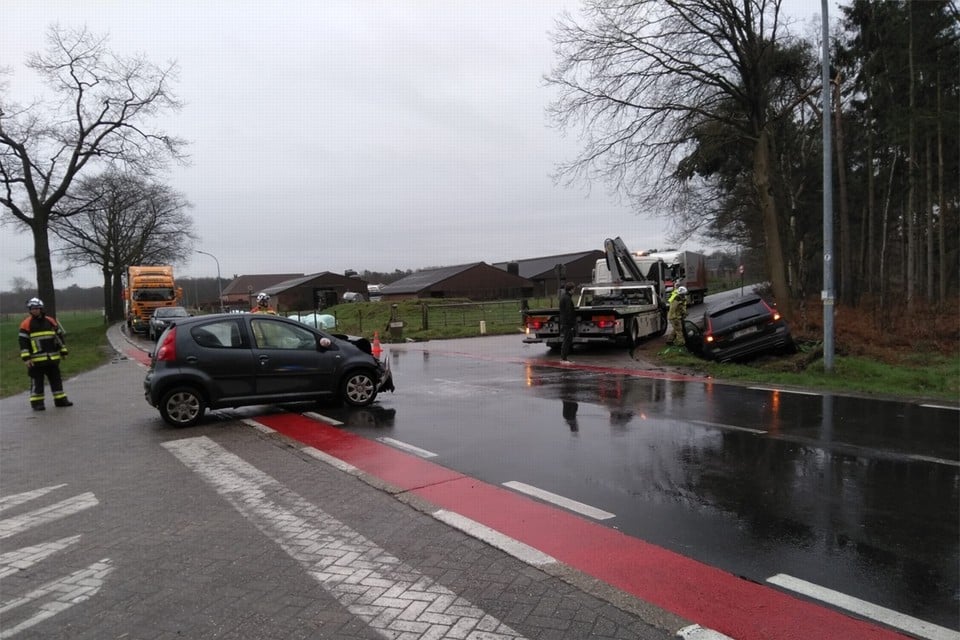 Op het kruispunt van de Steenweg op Weelde met Geheul zijn twee auto’s op elkaar gebotst. 