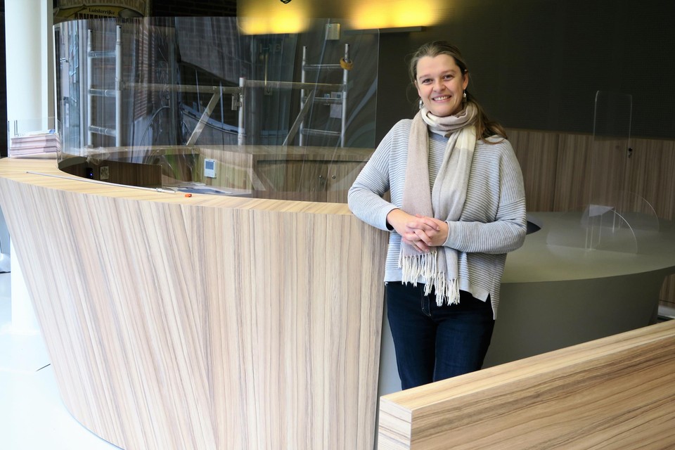 Schepen en toekomstig burgemeester Leen Wouters bij de nieuwe onthaalbalie, die weldra in gebruik genomen wordt.
