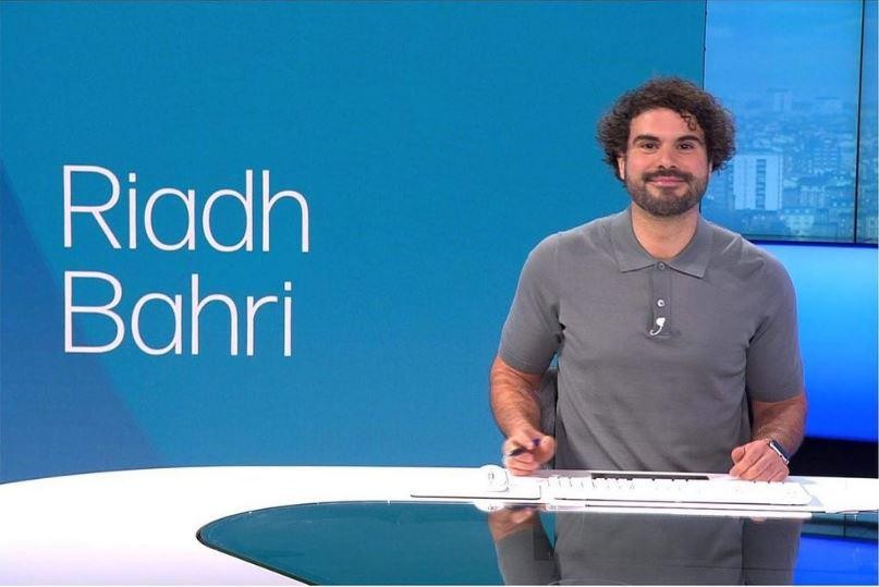 Riadh Bahri wordt nog volop getraind om achter de desk van ‘Het journaal’ te kruipen. Woensdag mocht hij toch al opdraven in ‘Laat’. 