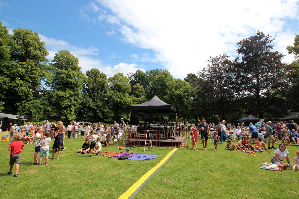 Het park van Hove liep goed vol voor Moe Lies en optredens. 