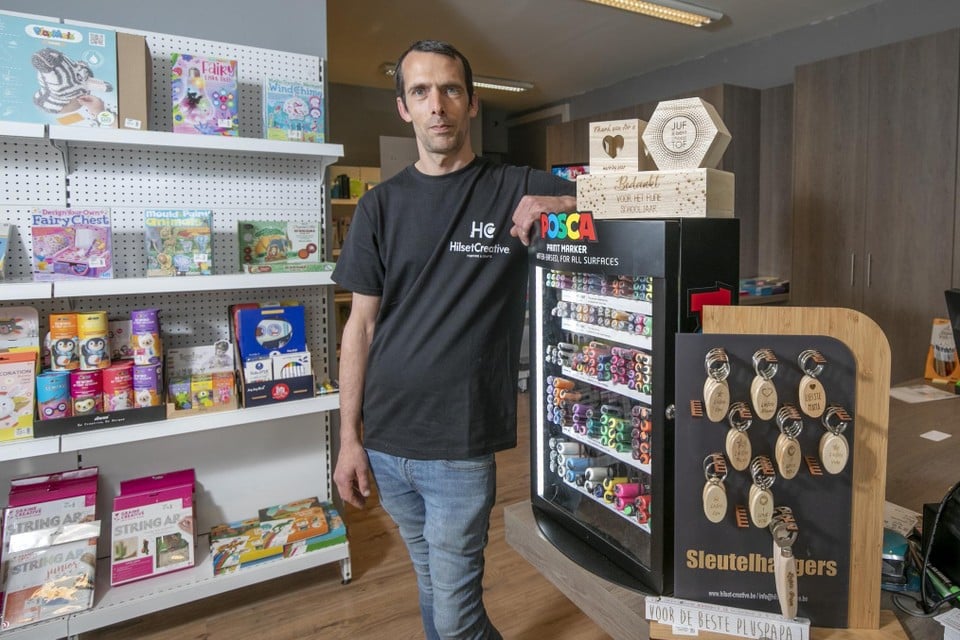 Zaakvoerder Robin Derriks van Hilset Creative in zijn nieuwe winkel in Westmeerbeek. 